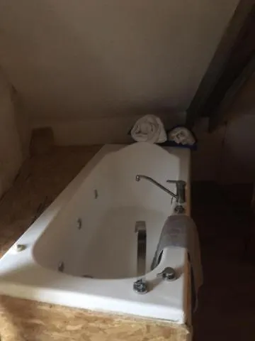 Bed and Breakfast Le Moulin A Huile Vailhourles 3*,  Francja